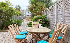 Spacious Coastal Cottage Close To Beach - Bailey Cottage